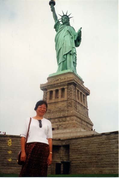Li-qing at Statue of Liberty
